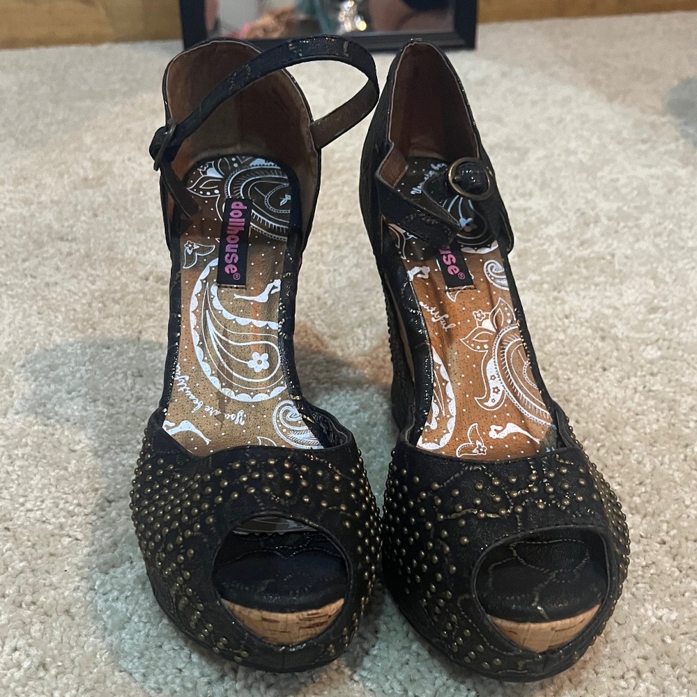 Dollhouse Women’s Kendra wedge heels